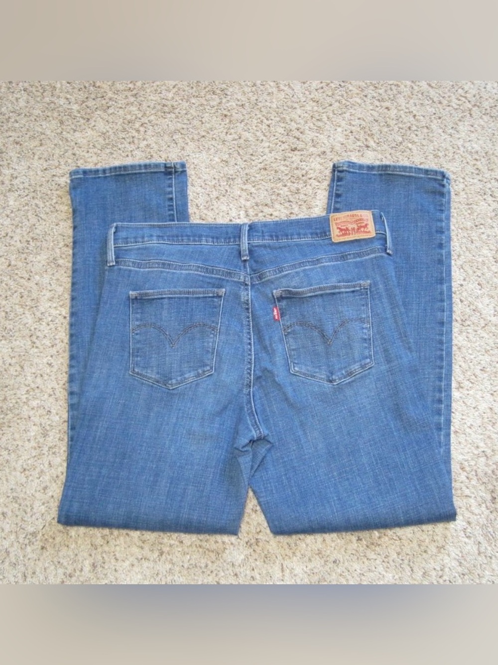 Levi's slimming straight 31x27 jeans